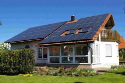 Fotovoltaické elektrárny na střeše se povolují